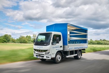 Daimler Truck brand FUSO: all-electric eCanter convinces beverage retailer in daily home-delivery business