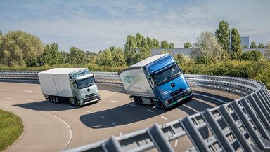 The battery-electric Mercedes-Benz eActros 600 long-haul truck and the new Actros L with ProCabin.