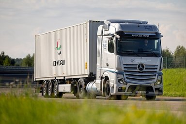 Fuel cell trucks deployed in real-life operations: start of initial customer trials with Mercedes-Benz GenH2 Trucks