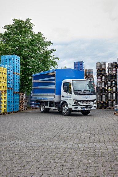 Nachhaltiger Durstlöscher: Getränkehändler beliefert Kunden mit vollelektrischem FUSO eCanter