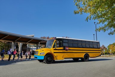 Daimler Truck-Marke Thomas Built Buses präsentiert die 2. Generation des batterielektrischen Schulbusses Jouley