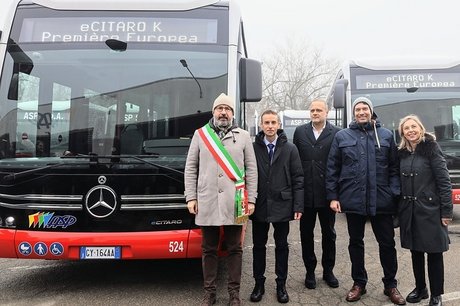 Europa-Premiere: Erste vier Mercedes Benz eCitaro K fahren nach Asti in der italienischen Region Piemont