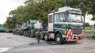 Two heavyweights for Bolk Transport: Mercedes-Benz Arocs with 250-ton gross train weight on the roads of Europe 