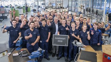 Daimler Vorstand Martin Daum begrüßt neue Auszubildende im Mercedes-Benz Werk Kassel