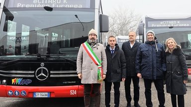 Europa-Premiere: Erste vier Mercedes Benz eCitaro K fahren nach Asti in der italienischen Region Piemont