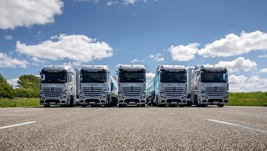 Brennstoffzellen-Lkw im Logistikeinsatz: Start der kundennahen Erprobungen von Mercedes-Benz GenH2 Trucks