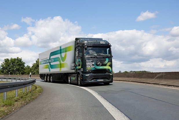 Starting signal for battery-electric mega trip:  eActros 600 on its way to the northernmost and southernmost points in Europe