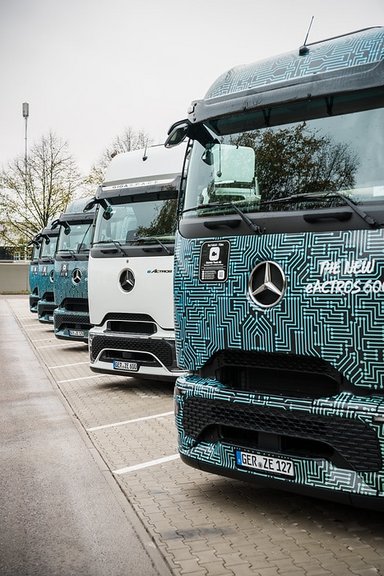 Laden statt tanken: Mercedes-Benz Werk Wörth eröffnet Schnellladepark für E-Lkw in der Inbound-Logistik