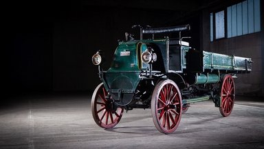 A rare bird indeed: the Daimler cardan-truck from 1899