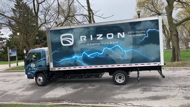 Daimler Truck all-electric brand RIZON hands over first truck in Canada to custom home-builder company