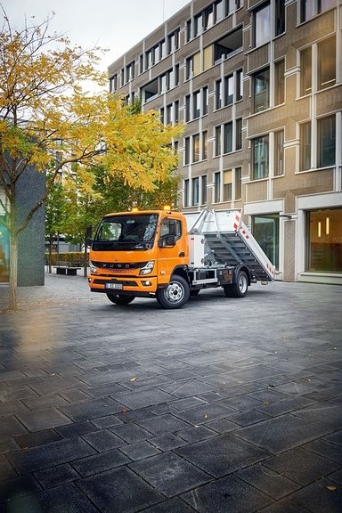 Robust, efficient and battery-electric: Daimler Truck subsidiary FUSO presents the Next Generation eCanter with roll-off tipper for the construction industry at bauma 2022