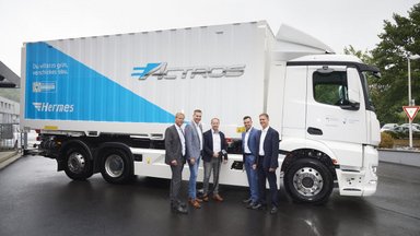 All-electric Mercedes-Benz truck for heavy-duty distribution : Start of practical customer trials: The Mercedes-Benz eActros is entering operation with Hermes