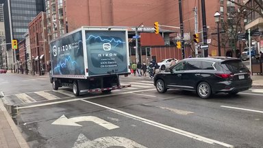 Daimler Truck all-electric brand RIZON hands over first truck in Canada to custom home-builder company