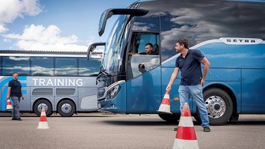 30 Jahre, 20.000 geschulte Fahrerinnen und Fahrer, ein Ziel: mit dem spezifischen Omnibus-Fahrsicherheitstraining Unfälle vermeiden