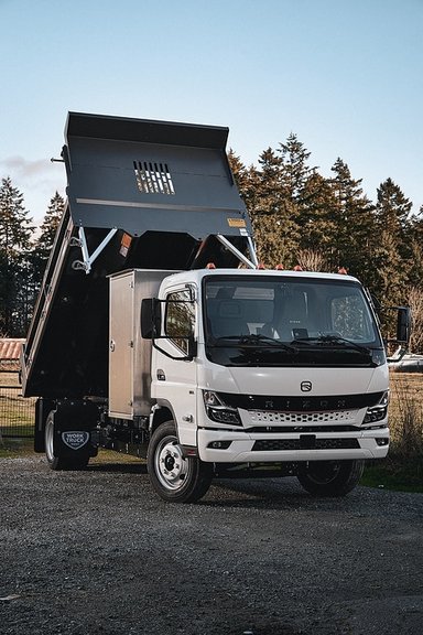 Daimler Truck all-electric brand RIZON hands over first truck in Canada to custom home-builder company