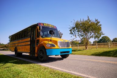 Daimler Truck-Marke Thomas Built Buses präsentiert die 2. Generation des batterielektrischen Schulbusses Jouley