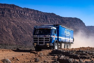 Dakar Rally 2025: two Mercedes-Benz truck legends as a rolling workshop in the world’s toughest race