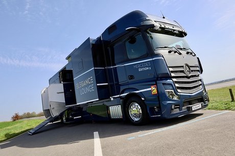 Luxuskarosse für edle Rösser - Mercedes-Benz Actros als Pferdetransporter mit „Élégance Lounge“