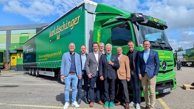 All in the spirit of 100: 100 years of Mercedes-Benz trucks at karldischinger logistikdienstleister – letter of intent signed for 100 zero-emission trucks