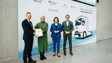 Daimler Truck receives funding for fuel cell trucks from German federal and state governments