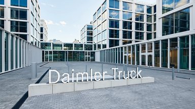 Humanitarian aid continues: Daimler Truck donates another one million euros for the people in Ukraine