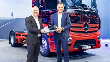 First eActros 300 semitrailer tractor in Germany handed over to Logistik Schmitt – start of series production at the end of the year  