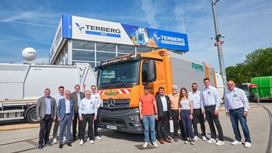 Pöppel receives delivery of the Mercedes-Benz eActros 300 at IFAT 2024