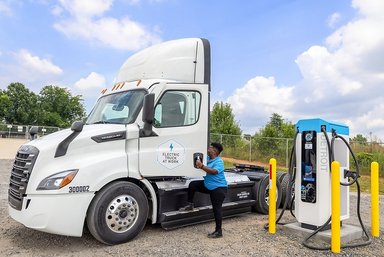 Daimler Truck Financial Services auf dem Weg zum integrierten Service-Provider für Elektromobilität