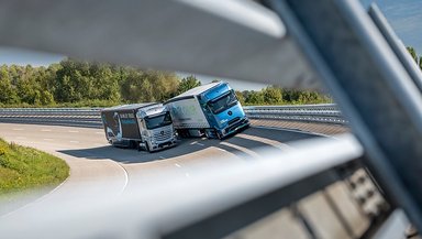 Der batterie-elektrische Mercedes-Benz eActros 600 Fernverkehrs-Lkw und der Mercedes-Benz GenH2 Truck