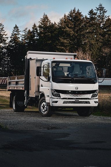 Daimler Truck all-electric brand RIZON hands over first truck in Canada to custom home-builder company