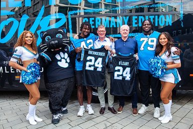 Das NFL-Team der Carolina Panthers besucht Daimler Truck Beschäftigte in Leinfelden