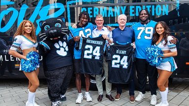 Das NFL-Team der Carolina Panthers besucht Daimler Truck Beschäftigte in Leinfelden