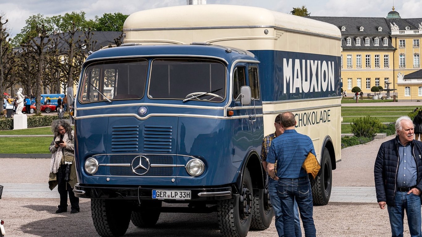 Fest für Classic-Fans in Karlsruhe: Mercedes-Benz Trucks mit  Oldtimer-Highlights beim „Tribut an Carl Benz“