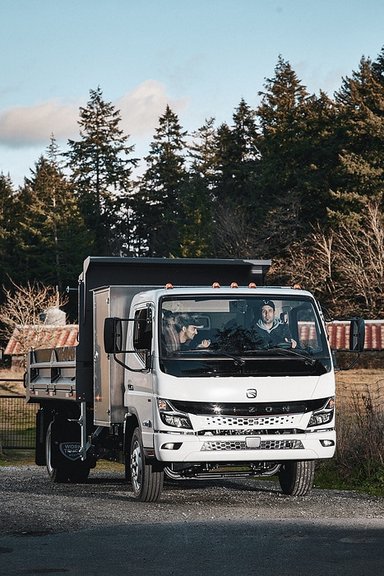 Daimler Truck all-electric brand RIZON hands over first truck in Canada to custom home-builder company