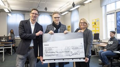 Daimler Trucks donates 25,000 euros for visually impaired students