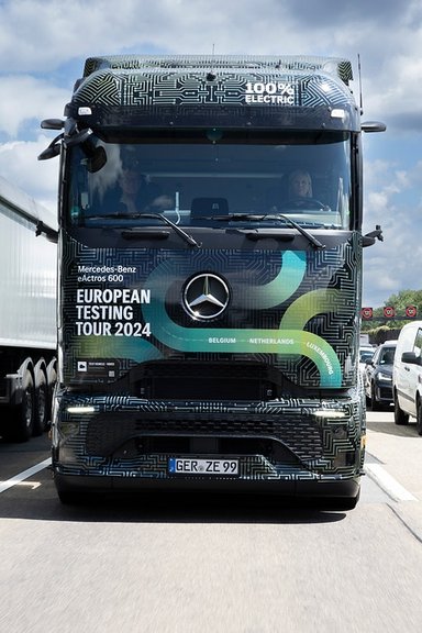 Starting signal for battery-electric mega trip:  eActros 600 on its way to the northernmost and southernmost points in Europe