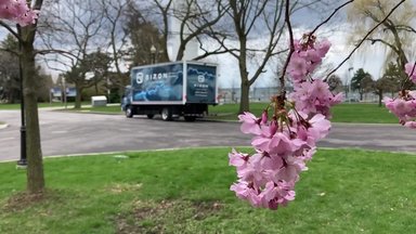 Daimler Truck all-electric brand RIZON hands over first truck in Canada to custom home-builder company