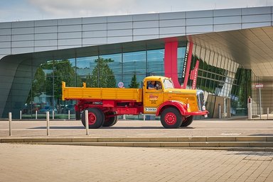 Jubiläumstour: Acht Lkw- und Bus-Legenden von Mercedes-Benz und Setra bei der 20. Deutschlandfahrt für historische Nutzfahrzeuge