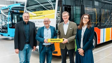 Daimler Buses Mannheim Plant: Baden-Württemberg’s Minister of Transport gains insights into E-City Buses
