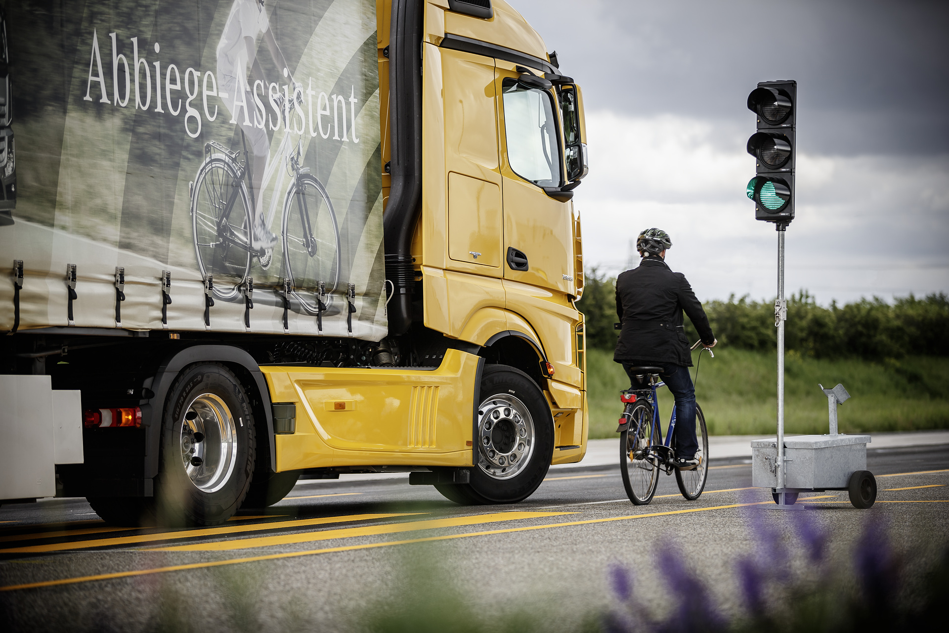 Actros 1863 LS mit Active Brake Assist 4 und Abbiege-Assistent