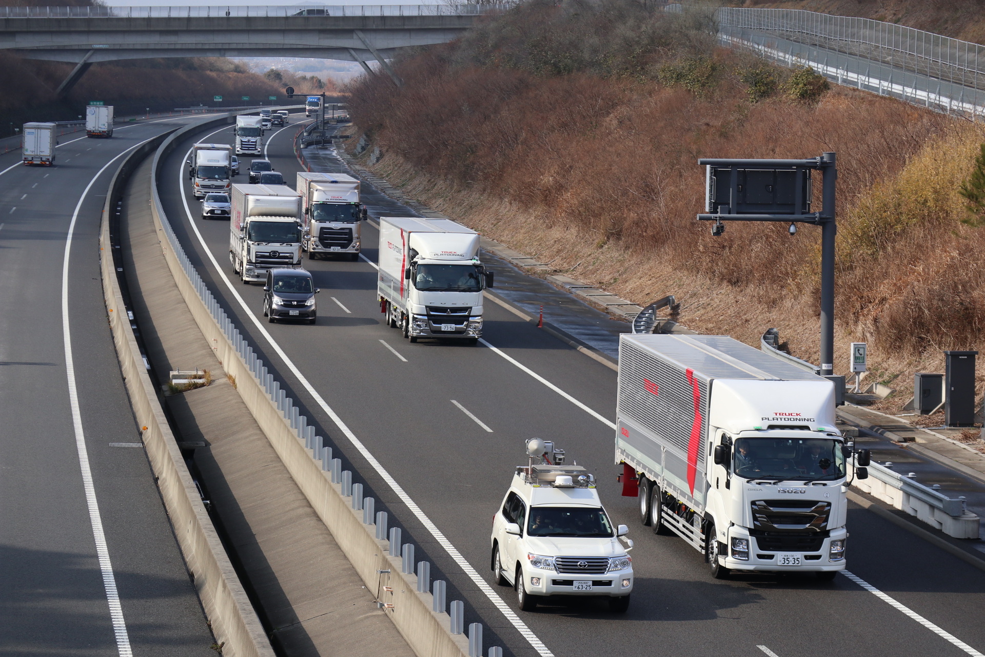 Daimler now testing platooningtechnology for more truckefficiency also in Japan