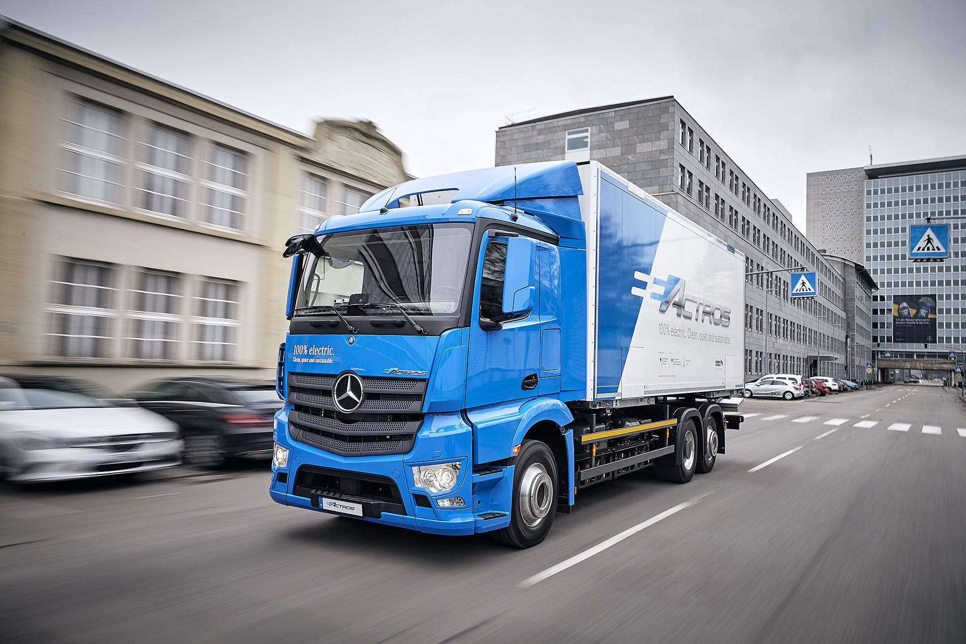 Vollelektrische Mercedes-Benz Lkw für den schweren Verteilerverkehr: Nachhaltig, vollelektrisch und leise: Mercedes-Benz eActros geht 2018 in den Kundeneinsatz