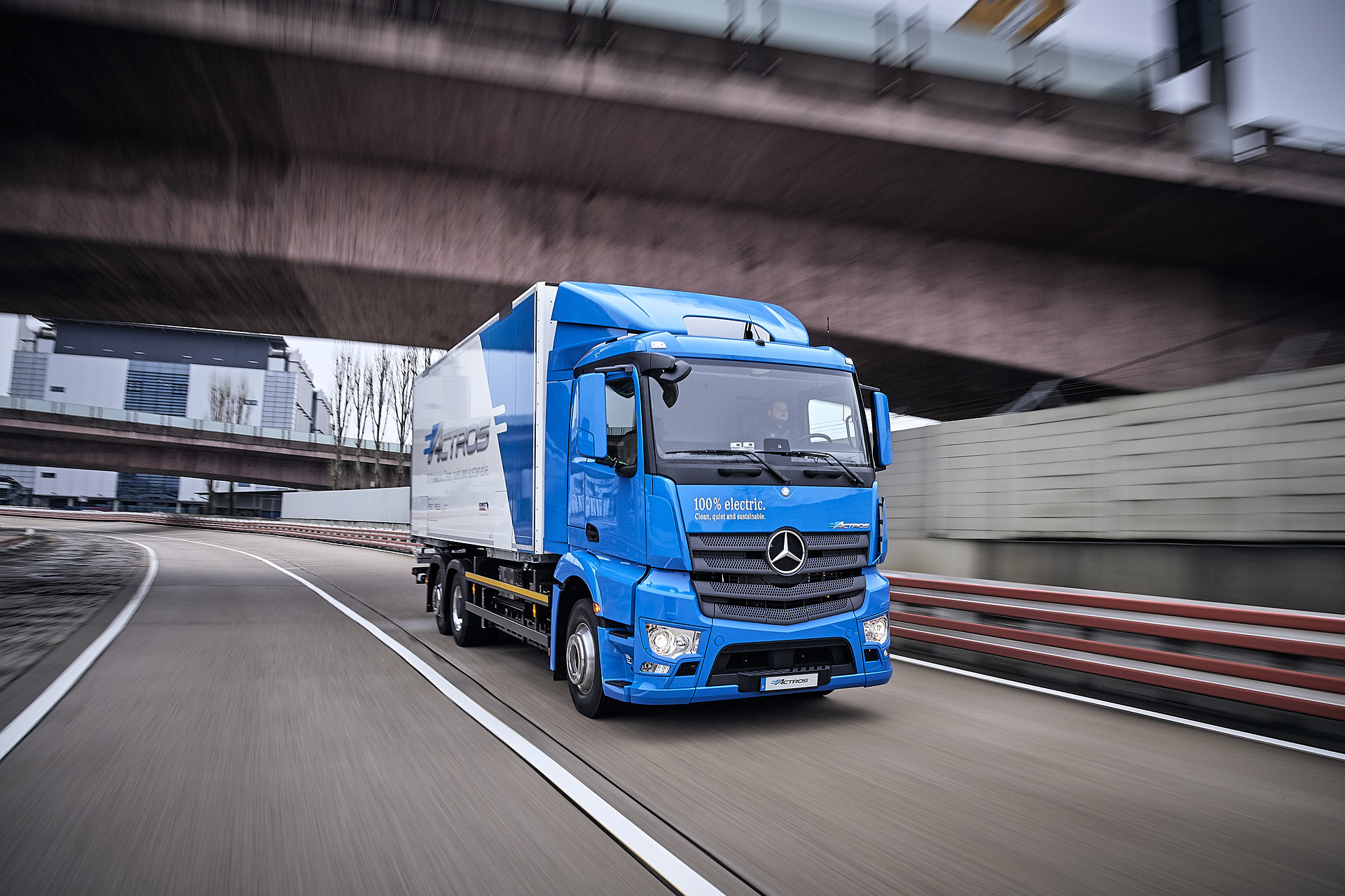 Vollelektrische Mercedes-Benz Lkw für den schweren Verteilerverkehr: Nachhaltig, vollelektrisch und leise: Mercedes-Benz eActros geht 2018 in den Kundeneinsatz