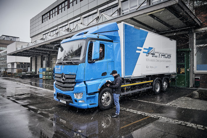 Vollelektrische Mercedes-Benz Lkw für den schweren Verteilerverkehr: Nachhaltig, vollelektrisch und leise: Mercedes-Benz eActros geht 2018 in den Kundeneinsatz