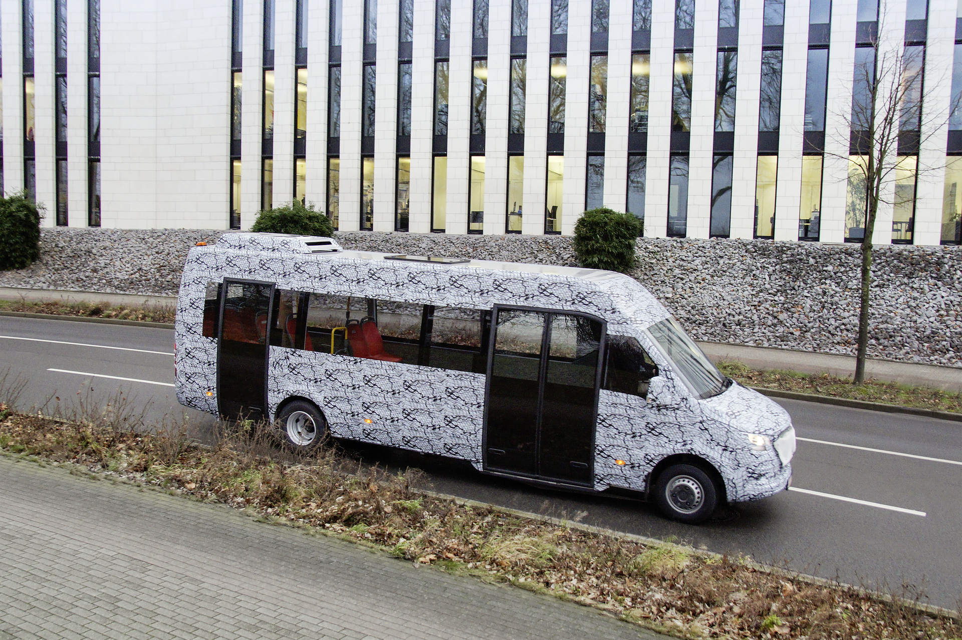 Mercedes-Benz Minibus: Neue Mercedes Benz Minibusse am Start: Die nächste Generation fährt bereits im Versuch auf öffentlichen Straßen