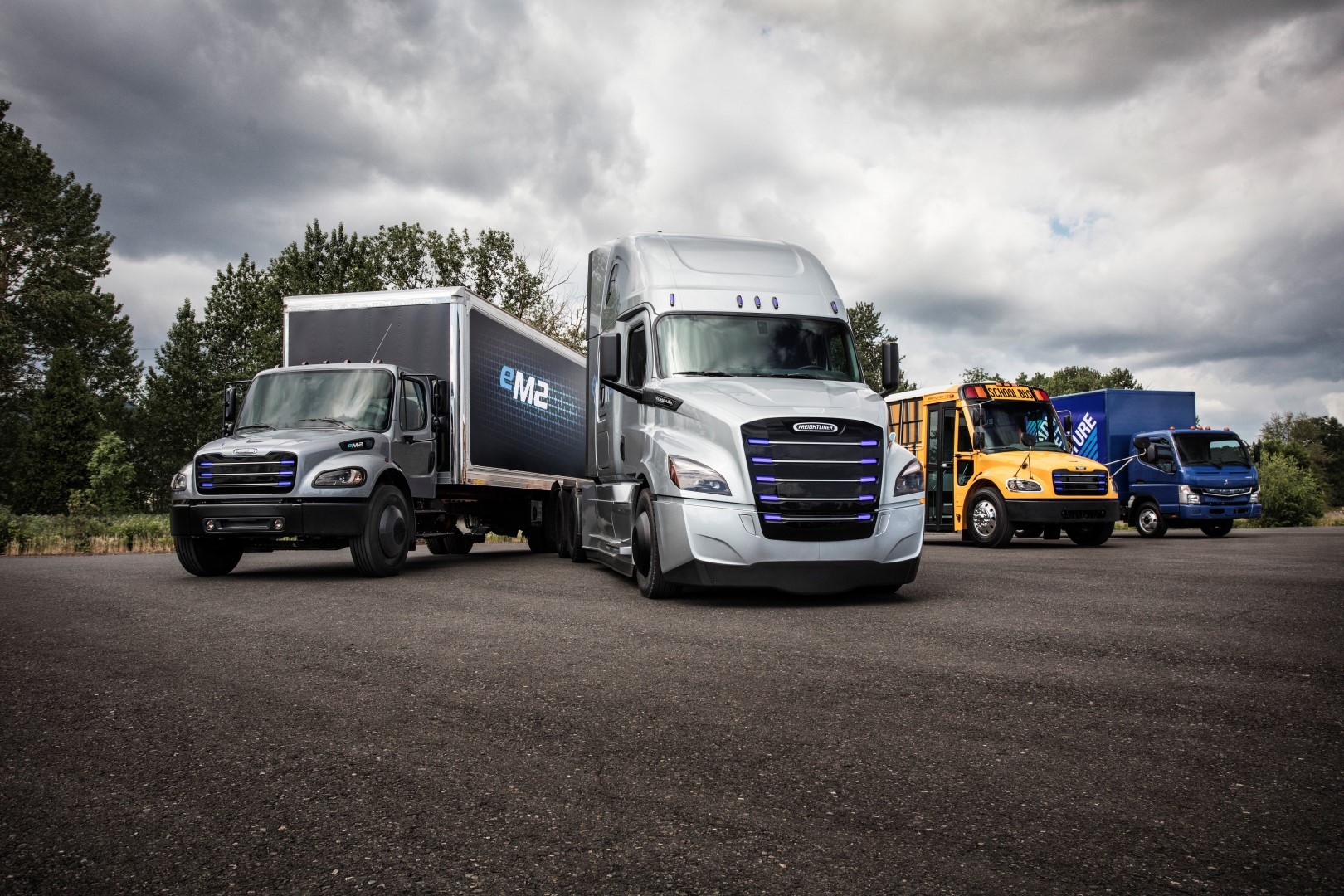 Daimler Trucks etabliert globale E-Mobility Group und präsentiert zwei Elektro-Lkw für die USA