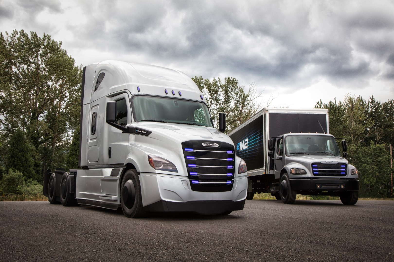 Daimler Trucks etabliert globale E-Mobility Group und präsentiert zwei Elektro-Lkw für die USA