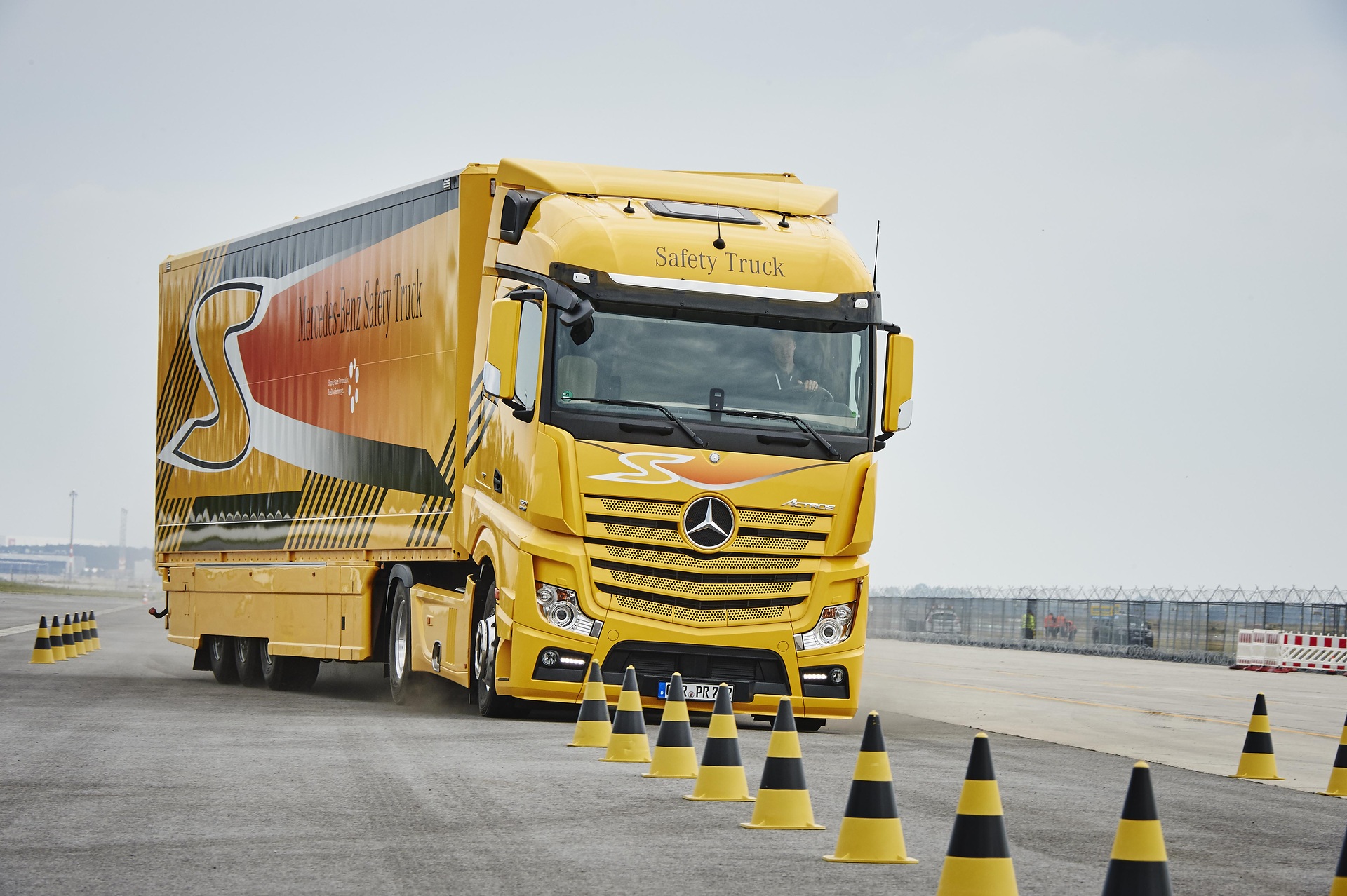 Mercedes-Benz Trucks: FutureLab@Mercedes-Benz Trucks:  How Mercedes-Benz Trucks is developing the truck of the future: high-calibre experts, exclusive insights