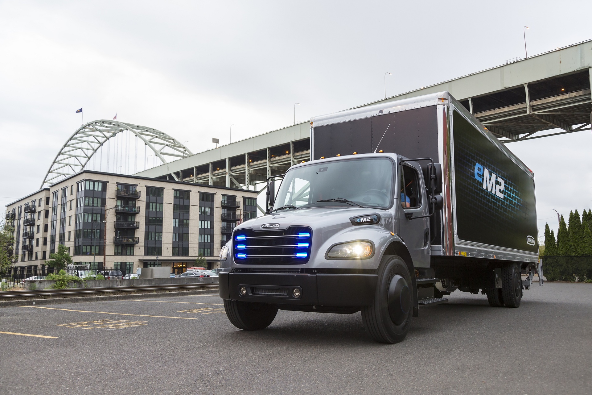 Daimler hands over first electric Freightliner truck to Penske Truck  Leasing in the US