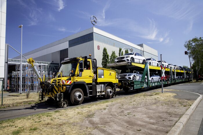 Unimog bringt Neuwagen auf die Schiene